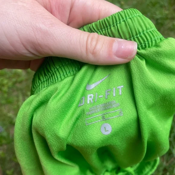 Nike shorts size large - Picture 3 of 3